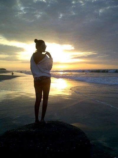 niñas en la playa de espaldas|imagenes de chicas de espaldas.